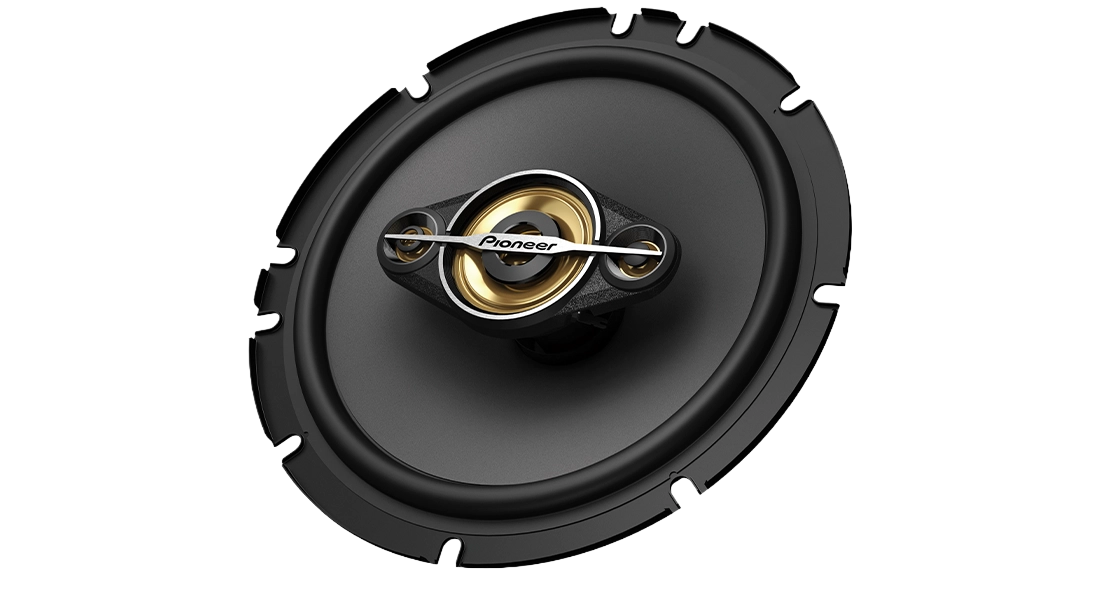 Pioneer TS-A1688S bocina coaxial de cuatro vías sin rejilla, vista frontal inclinada